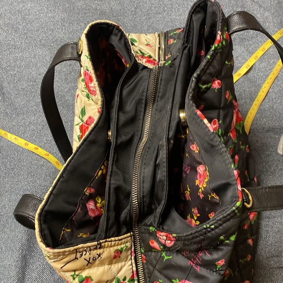 Betsy    Johnson  Beautiful travel bag 2 handl many interior inside - Picture 7 of 12